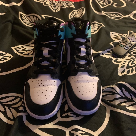 Jordan 1 mid “volt” - Picture 2 of 5